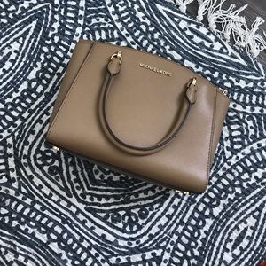 micheal kors small tan purse! 👜